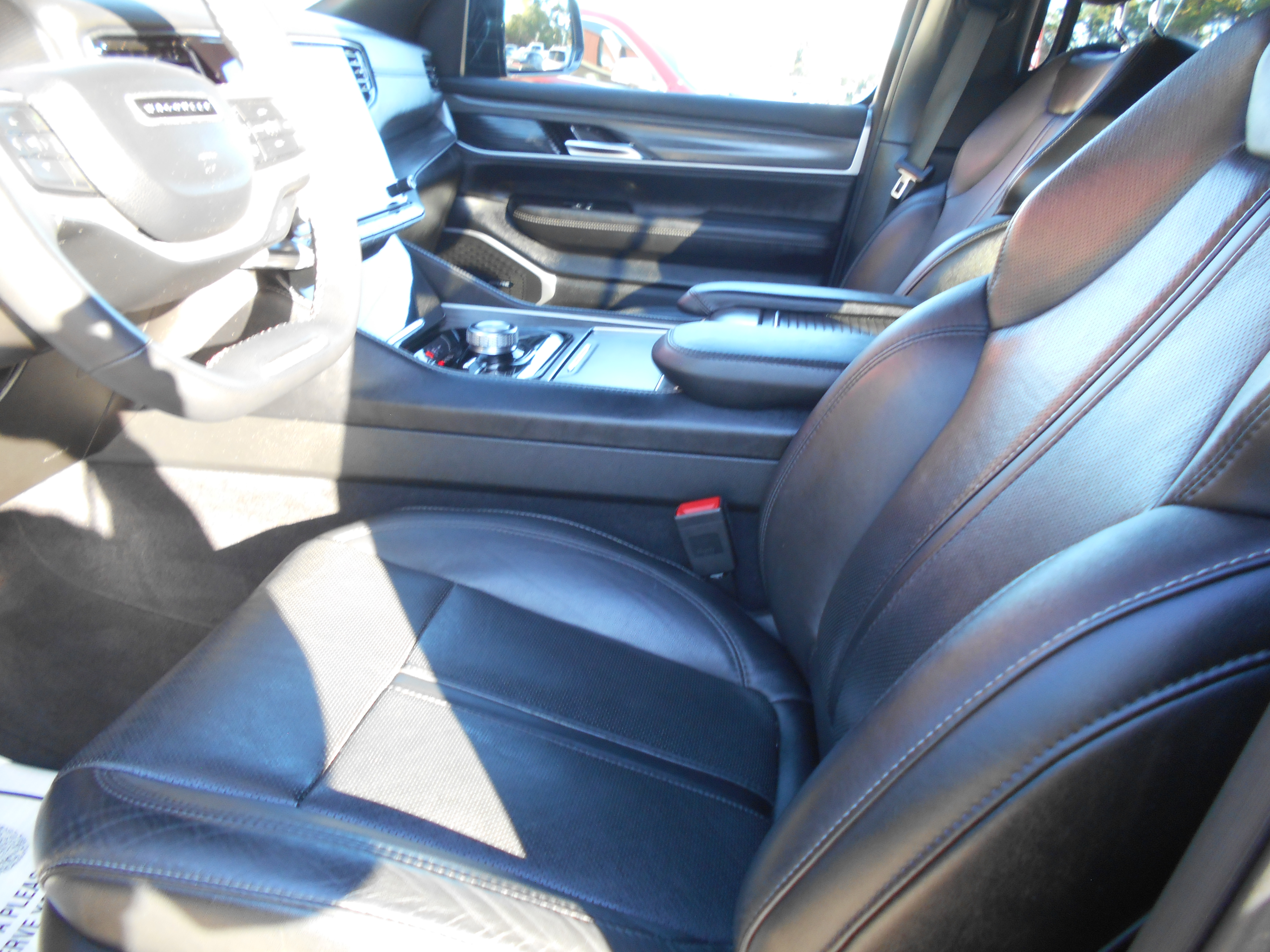 Used 2023 Jeep Wagoneer L Series II AWD/4WD image 10