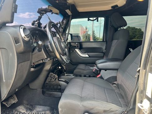 Used 2012 Jeep Wrangler Unlimited Sahara image 16