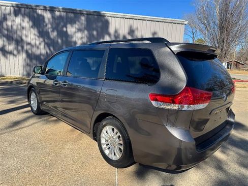 Used 2014 Toyota Sienna XLE image 2