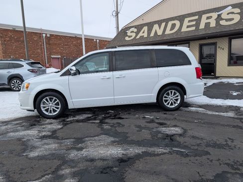 Used 2019 Dodge Grand Caravan SXT image 2