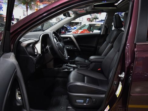 Used 2018 Toyota RAV4 FWD image 18