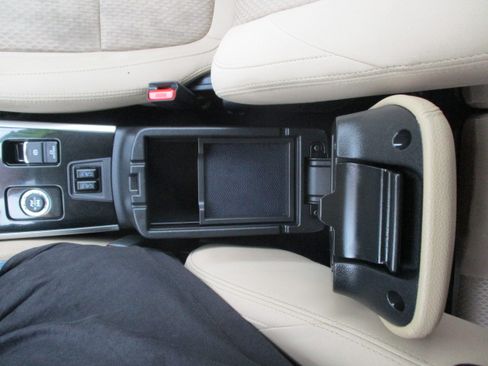 Used 2018 Mitsubishi Outlander 4WD SE image 41