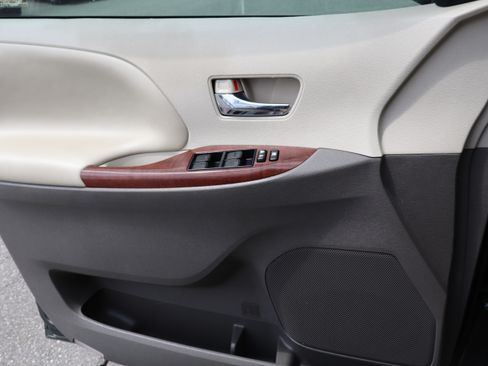 Used 2013 Toyota Sienna XLE Minivan FWD image 19