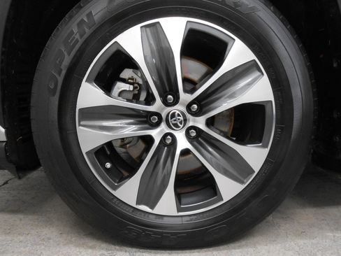 Used 2022 Toyota Highlander XLE image 6