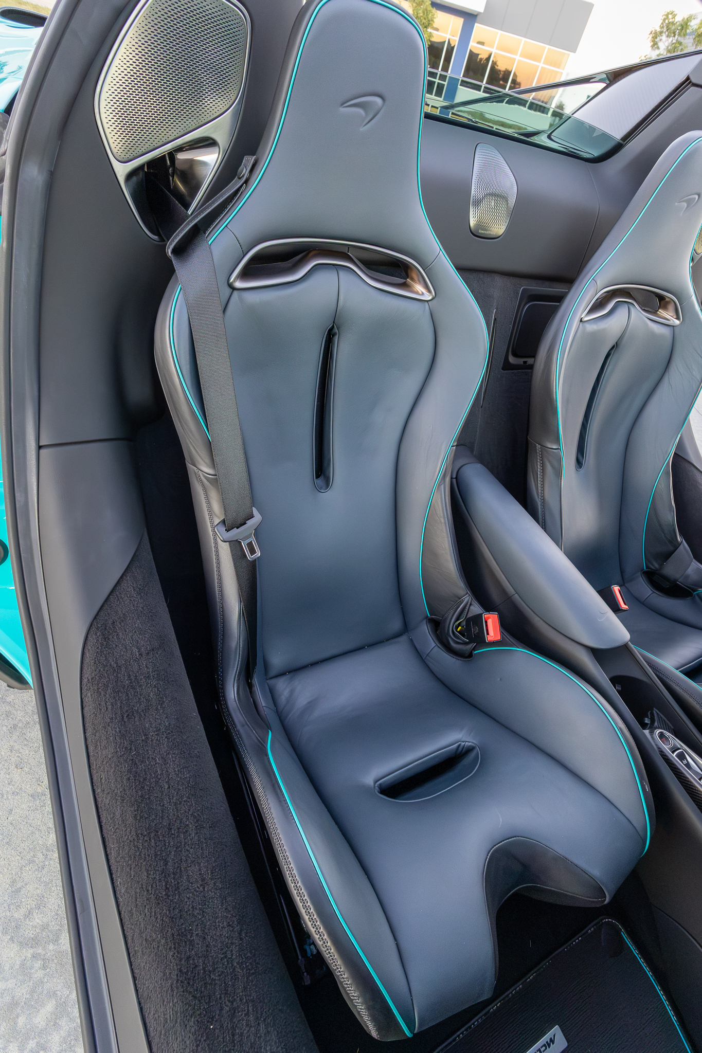 Used 2025 McLaren Artura Spider RWD image 33