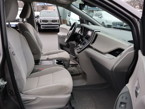 Used 2020 Toyota Sienna LE image 17
