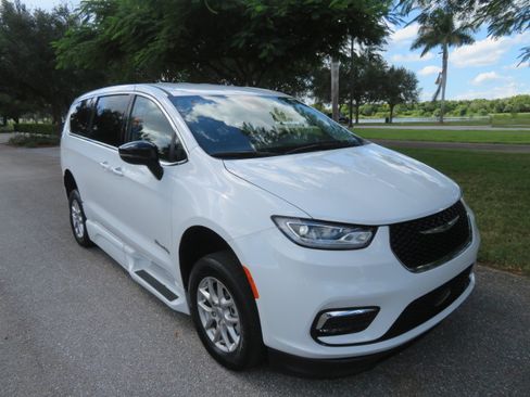 Used 2024 Chrysler Pacifica Touring-L image 15