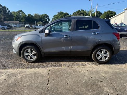Used 2020 Chevrolet Trax AWD LT w/ 1LT image 2