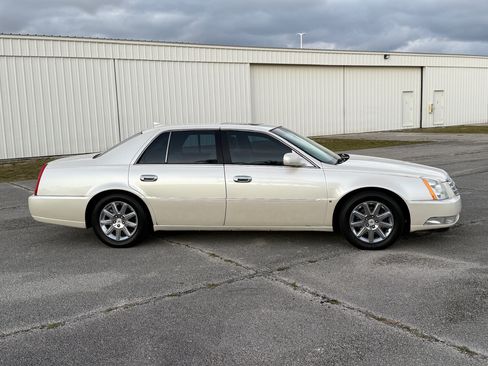 Used 2009 Cadillac DTS Luxury image 4
