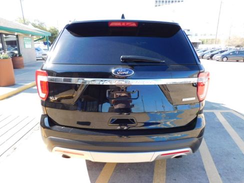 Used 2017 Ford Explorer XLT image 6