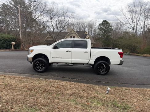 Used 2018 Nissan Titan SV image 2