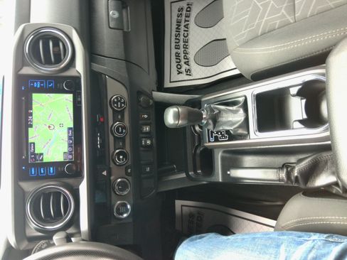 Used 2018 Toyota Tacoma TRD Off-Road image 59