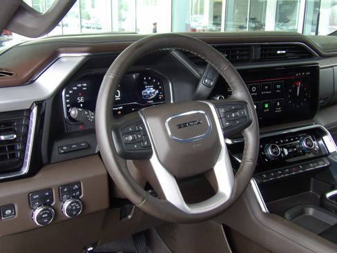 Used 2025 GMC Sierra 2500 4x4 Crew Cab Denali image 27