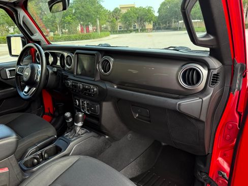 Used 2019 Jeep Wrangler 4WD Unlimited Sahara image 12