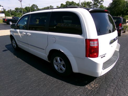 Used 2010 Dodge Grand Caravan SXT FWD image 3