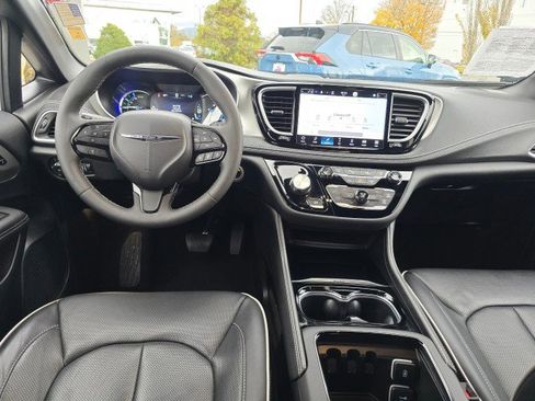 Used 2024 Chrysler Pacifica Select image 21
