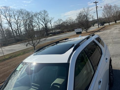 Used 2025 Honda Pilot Touring image 11