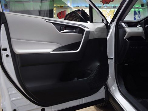 Used 2025 Toyota RAV4 XLE Premium image 32