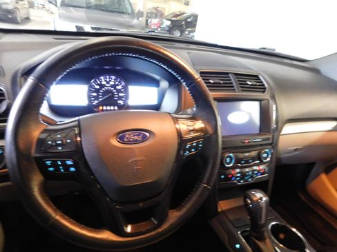 Used 2018 Ford Explorer XLT image 3