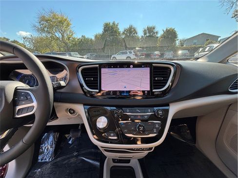 Used 2023 Chrysler Voyager LX image 11