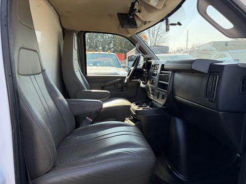 Used 2018 Chevrolet Express 3500 image 19