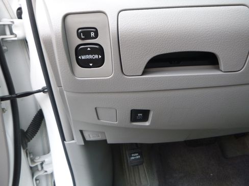 Used 2011 Toyota Camry XLE image 19