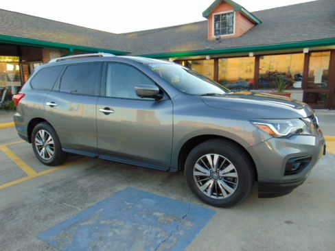 Used 2020 Nissan Pathfinder S image 2