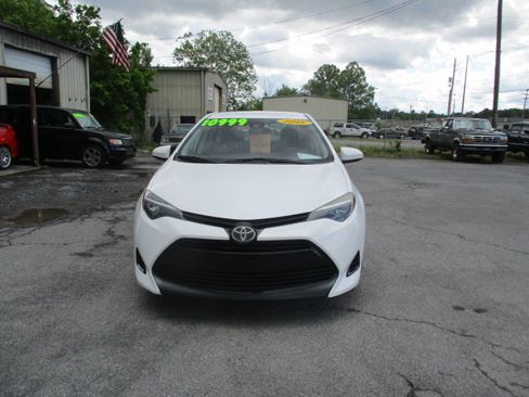 Used 2018 Toyota Corolla LE FWD image 3