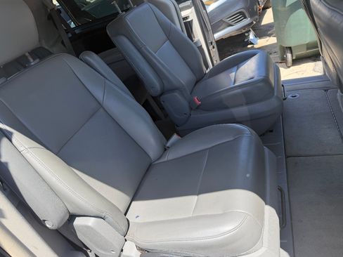 Used 2012 Volkswagen Routan SE FWD image 5