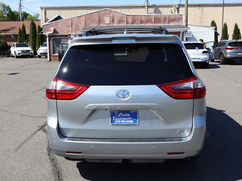 Used 2020 Toyota Sienna XLE AWD image 7