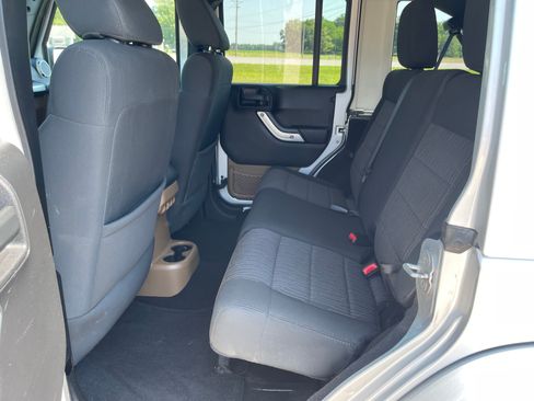 Used 2012 Jeep Wrangler Unlimited Sahara image 11