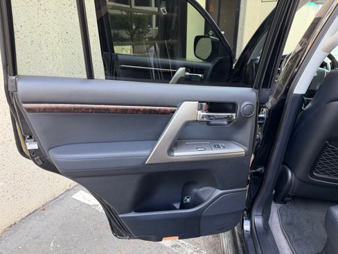 Used 2013 Toyota Land Cruiser image 15