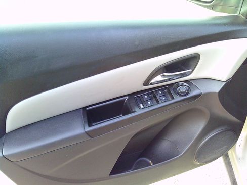 Used 2012 Chevrolet Cruze LS image 10