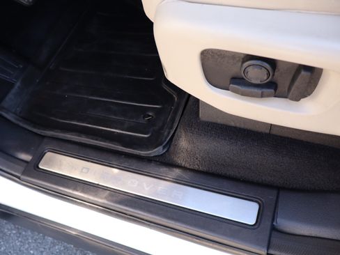 Used 2018 Land Rover Discovery HSE image 20