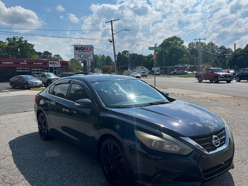 Used 2016 Nissan Altima Sedan w/ Navigation Pkg FWD image 9