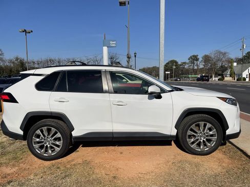 Used 2020 Toyota RAV4 XLE Premium image 18