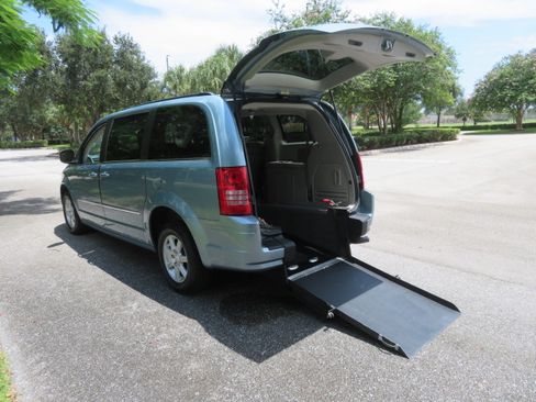 Used 2010 Chrysler Town & Country Touring FWD image 4