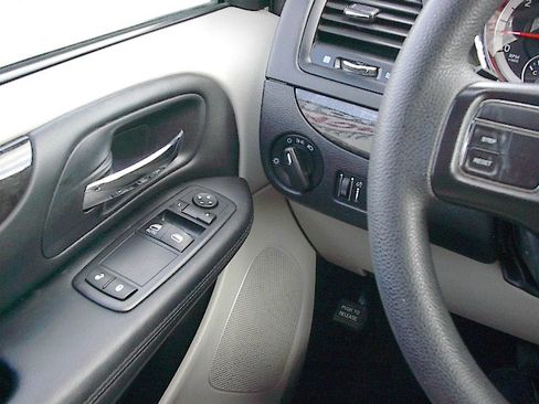 Used 2016 Dodge Grand Caravan SE image 15