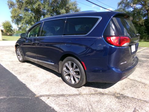 Used 2017 Chrysler Pacifica Limited FWD image 3