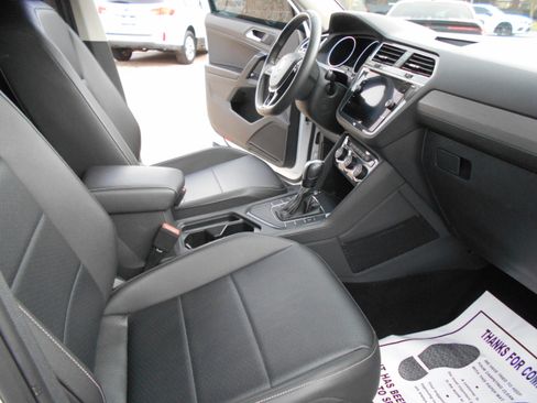 Used 2021 Volkswagen Tiguan SE image 10