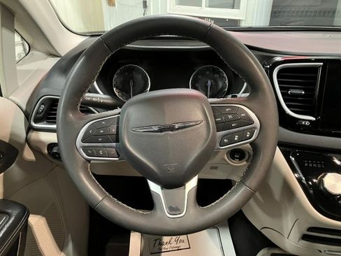 Used 2023 Chrysler Pacifica Touring-L image 19