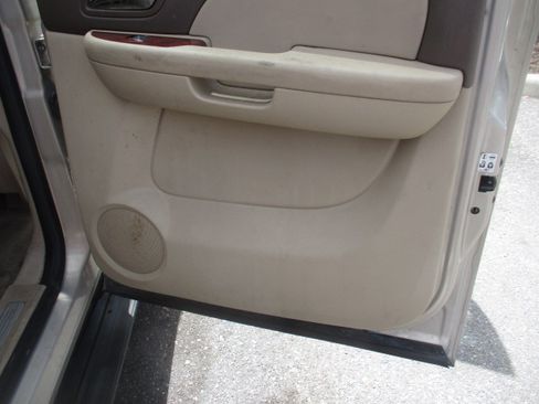 Used 2009 Chevrolet Suburban LTZ image 16