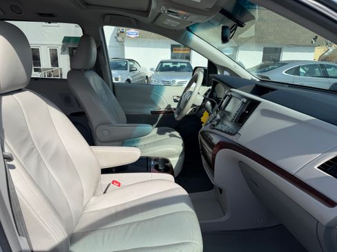 Used 2011 Toyota Sienna XLE image 20