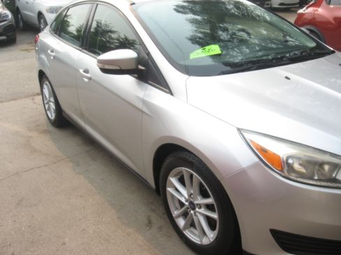 Used 2017 Ford Focus SE Sedan FWD image 3