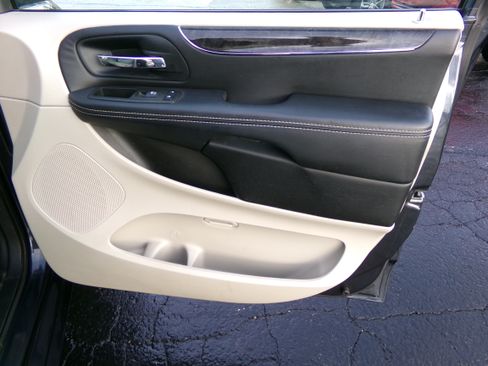 Used 2014 Chrysler Town & Country Touring-L image 13