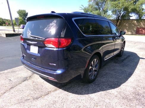 Used 2017 Chrysler Pacifica Limited FWD image 5