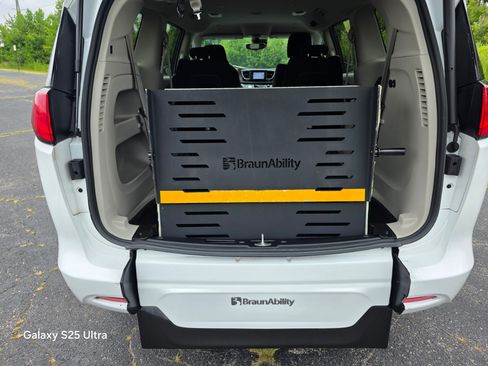 Used 2023 Chrysler Voyager LX FWD image 3