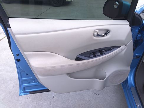 Used 2011 Nissan Leaf SL image 9