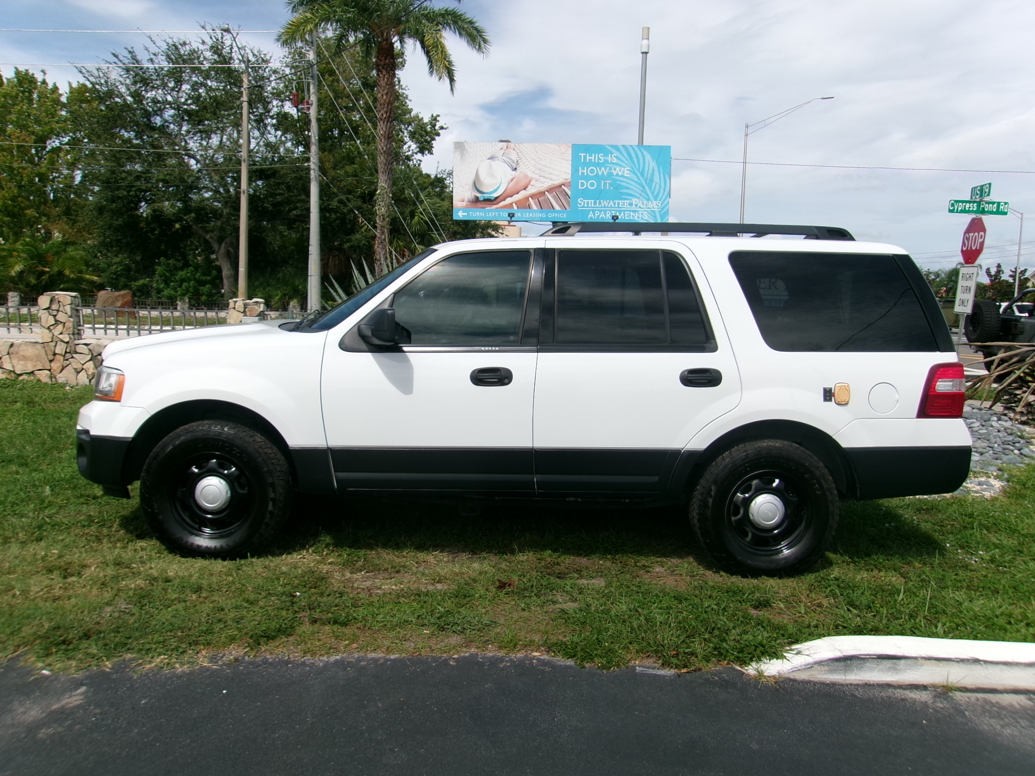 Used 2017 Ford Expedition 4WD XL image 2