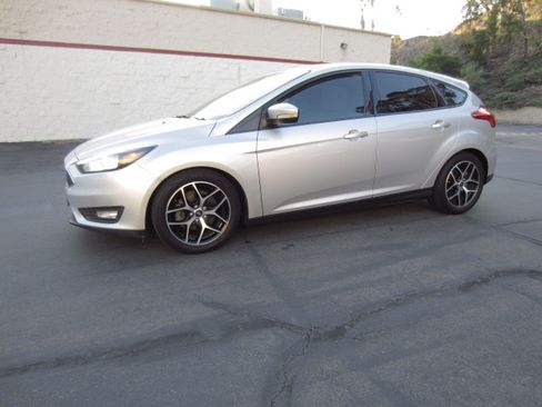 Used 2018 Ford Focus SEL Hatchback FWD image 2